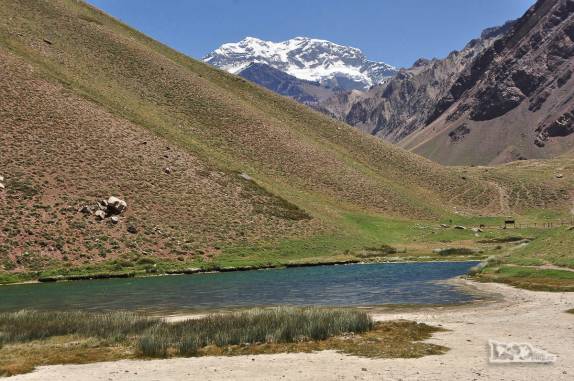 A laguna Horcones com o Aconcágua ao fundo, na entrada do Parque Provincial Aconcagua, na região de Mendoza, oeste da Argentina